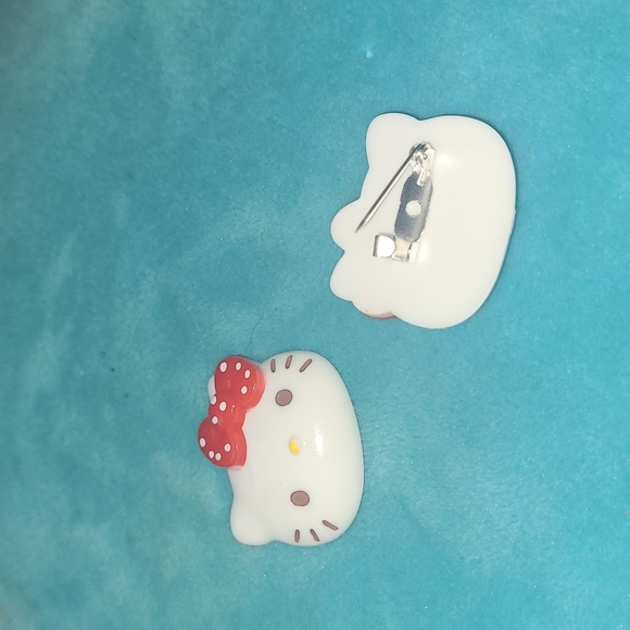 2 Hello Kitty Pins - Picture 9 of 15